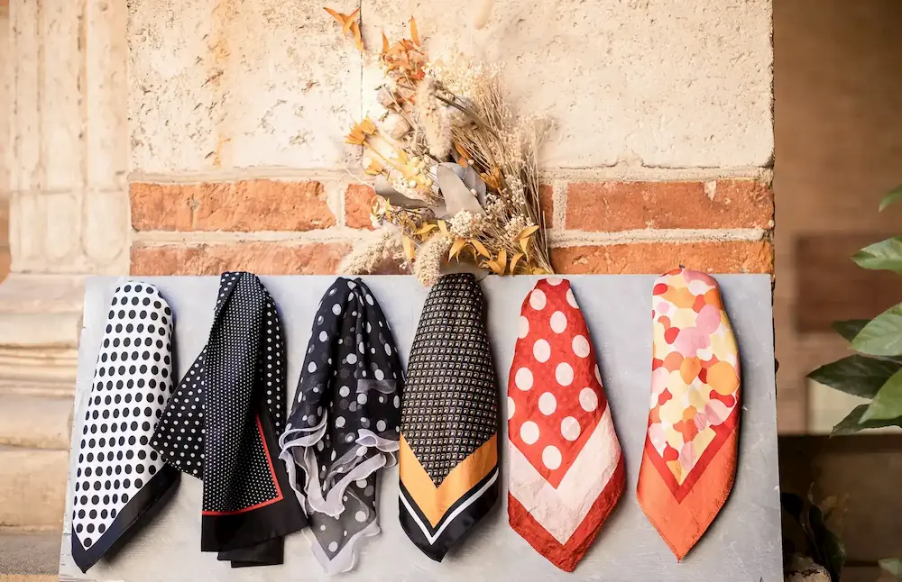 Collection de foulards entreposées